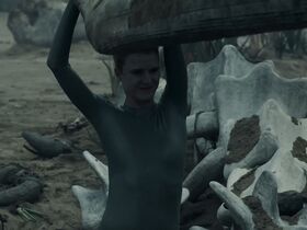 Аманда Коллин голая – Воспитанные волками s01e01 (2020) #15