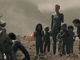 Аманда Коллин голая – Воспитанные волками s01e01 (2020) #16