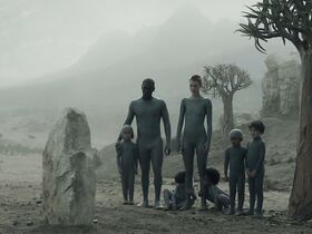 Аманда Коллин голая – Воспитанные волками s01e01 (2020) #17