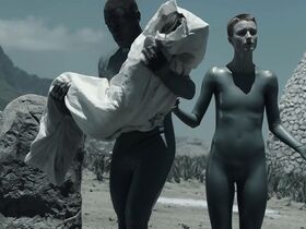 Аманда Коллин голая – Воспитанные волками s01e01 (2020) #18