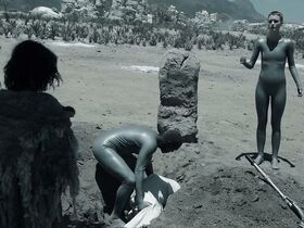 Аманда Коллин голая – Воспитанные волками s01e01 (2020) #19