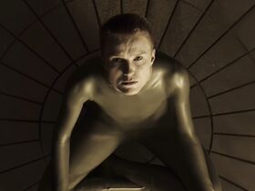 Аманда Коллин голая – Воспитанные волками s01e01 (2020) #20