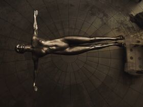 Аманда Коллин голая – Воспитанные волками s01e01 (2020) #22