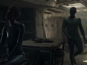 Аманда Коллин голая – Воспитанные волками s01e01 (2020) #25