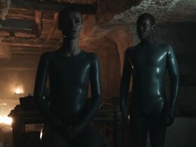 Аманда Коллин голая – Воспитанные волками s01e01 (2020) #26