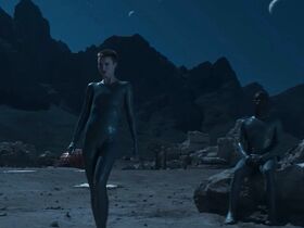 Аманда Коллин голая – Воспитанные волками s01e01 (2020) #27