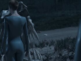 Аманда Коллин голая – Воспитанные волками s01e01 (2020) #28