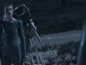 Аманда Коллин голая – Воспитанные волками s01e01 (2020) #29