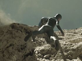 Аманда Коллин голая – Воспитанные волками s01e01 (2020) #3