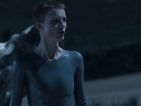 Аманда Коллин голая – Воспитанные волками s01e01 (2020) #30