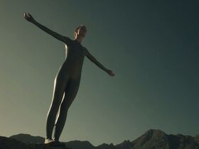 Аманда Коллин голая – Воспитанные волками s01e01 (2020) #31