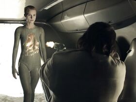 Аманда Коллин голая – Воспитанные волками s01e01 (2020) #37