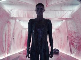 Аманда Коллин голая – Воспитанные волками s01e01 (2020) #38