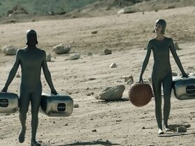 Аманда Коллин голая – Воспитанные волками s01e01 (2020) #4