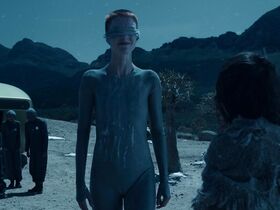 Аманда Коллин голая – Воспитанные волками s01e01 (2020) #42