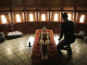 Аманда Коллин голая – Воспитанные волками s01e01 (2020) #5