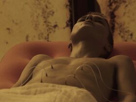 Аманда Коллин голая – Воспитанные волками s01e01 (2020) #6