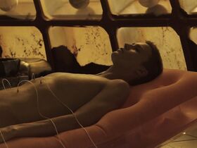 Аманда Коллин голая – Воспитанные волками s01e01 (2020) #7