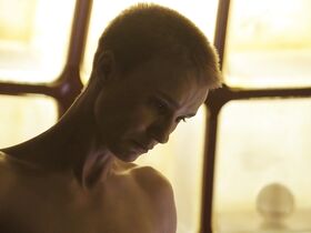 Аманда Коллин голая – Воспитанные волками s01e01 (2020) #9