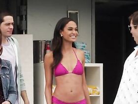 Джоан Смоллз секси – Подстава (2018)