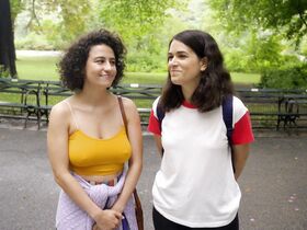 Илана Глейзер секси – Брод Сити s05e09 (2019)