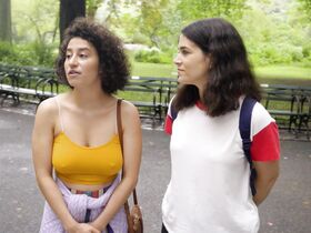 Илана Глейзер секси – Брод Сити s05e09 (2019) #2