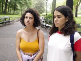 Илана Глейзер секси – Брод Сити s05e09 (2019) #3