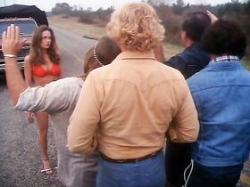 Кэтрин Бах секси – Придурки из Хаззарда s01e01 (1979) #6