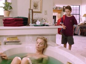 Мими Крэйвен голая, Джози Биссет секси – Майки (1992)