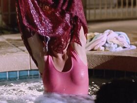 Мими Крэйвен голая, Джози Биссет секси – Майки (1992) #13