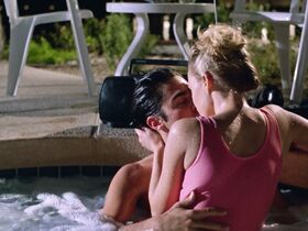 Мими Крэйвен голая, Джози Биссет секси – Майки (1992) #14