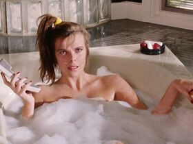 Мими Крэйвен голая, Джози Биссет секси – Майки (1992) #2