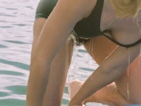 Мими Крэйвен голая, Джози Биссет секси – Майки (1992) #6