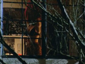 Мими Крэйвен голая, Джози Биссет секси – Майки (1992) #7