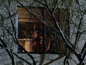 Мими Крэйвен голая, Джози Биссет секси – Майки (1992) #8