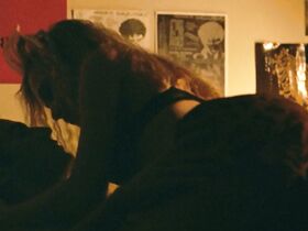 Мими Крэйвен голая, Джози Биссет секси – Майки (1992) #9