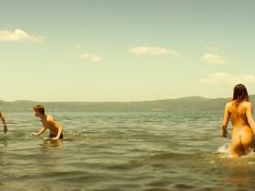 Федерика Флавони голая, Николетта Романофф голая, Микаэла Рамаццотти секси – Лучшие годы (2020) #4