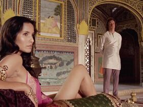 Падма Лакшми секси – Испытание королевского стрелка Шарпа (2006) #1