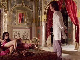 Падма Лакшми секси – Испытание королевского стрелка Шарпа (2006) #5