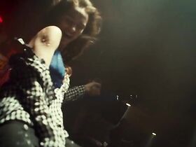 Мелани Скрофано секси – Вайнона Эрп s03e01 (2018) #2