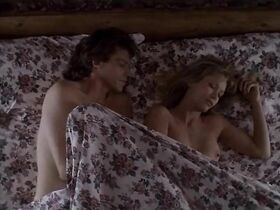 Лиза Комшоу голая – Почти беременна (1992) #1