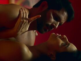 Айслинн Дербес секси, София Сисньега голая – Дом цветов s01e11 (2019) #4