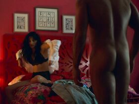 Айслинн Дербес секси, София Сисньега голая – Дом цветов s01e11 (2019) #7