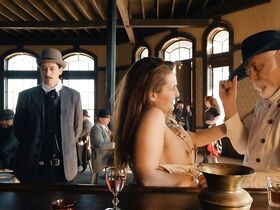 Доминик Суэйн голая, Тори Глоу Осборн голая – Эминенс Хилл (2019) #8