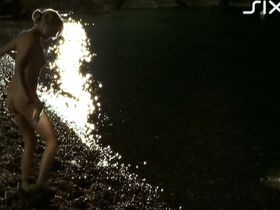 Янина Элькин голая, Никола Кастнер голая – Любовь или волейбол (2003)