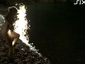 Янина Элькин голая, Никола Кастнер голая – Любовь или волейбол (2003) #6