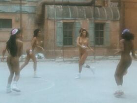 Татьяна Зимик голая, Аманда Редлингтон голая – Флоддеры в Америке! (1992) #8