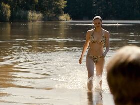 Джина Штибиц голая, Лиза Викари секси – Темнота s02e06 (2019) #2