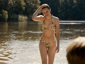 Джина Штибиц голая, Лиза Викари секси – Темнота s02e06 (2019) #3