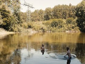 Джина Штибиц голая, Лиза Викари секси – Темнота s02e06 (2019) #9